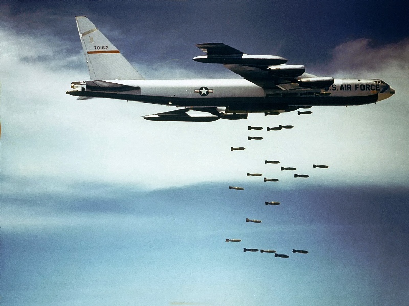 Boeing_B-52_dropping_bombs.jpg